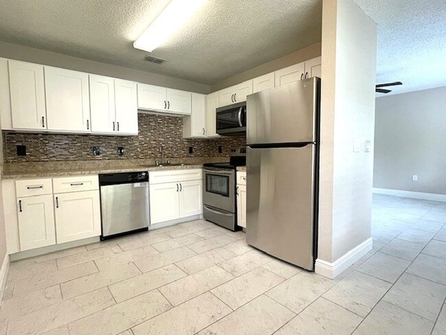 Building Photo - Welcome home to this charming 2-bedroom, 2...