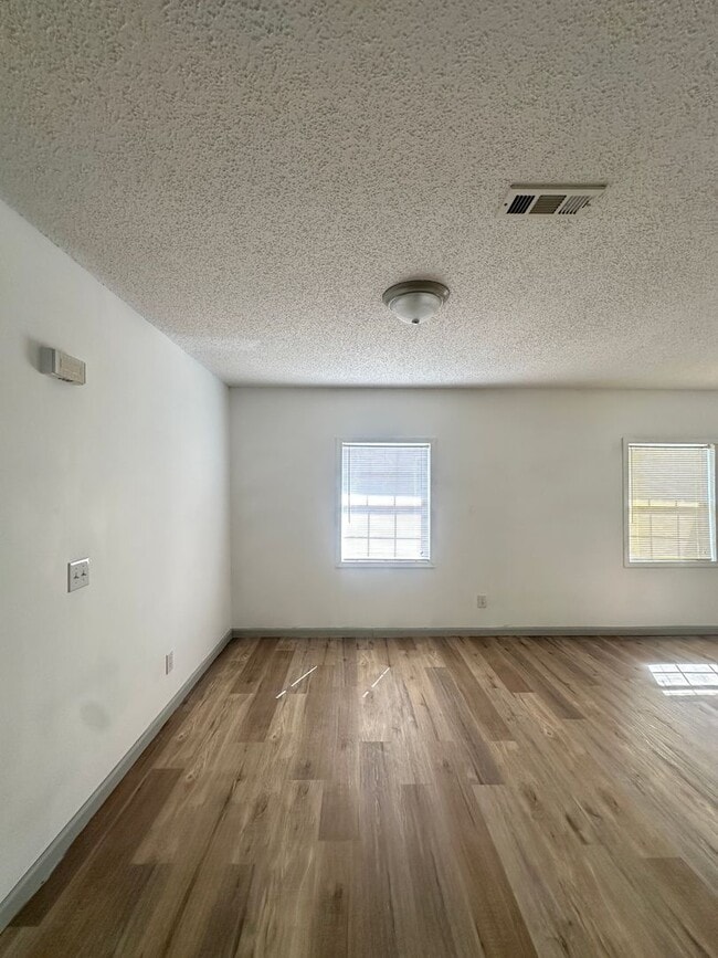 Foto del edificio - Level Plains!!! Electric/Water Included!!!