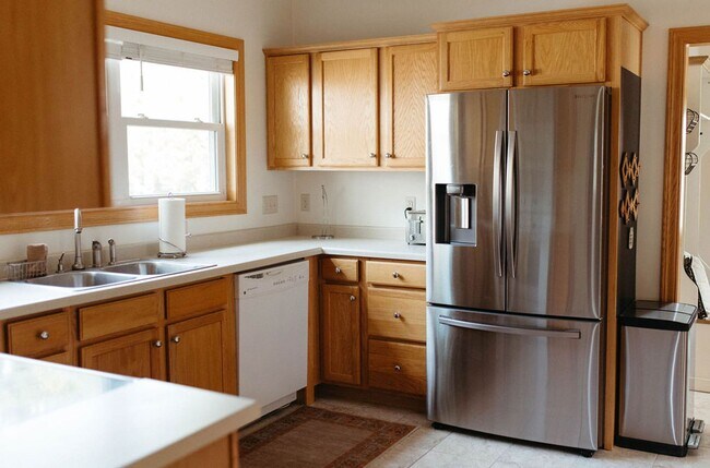 Building Photo - UPDATED SPACIOUS 3 BEDROOM 1.5 BATHROOM