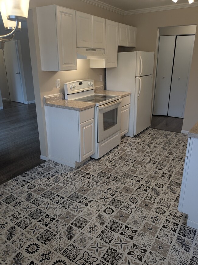 Kitchen Stove - 5350 Camelot Dr