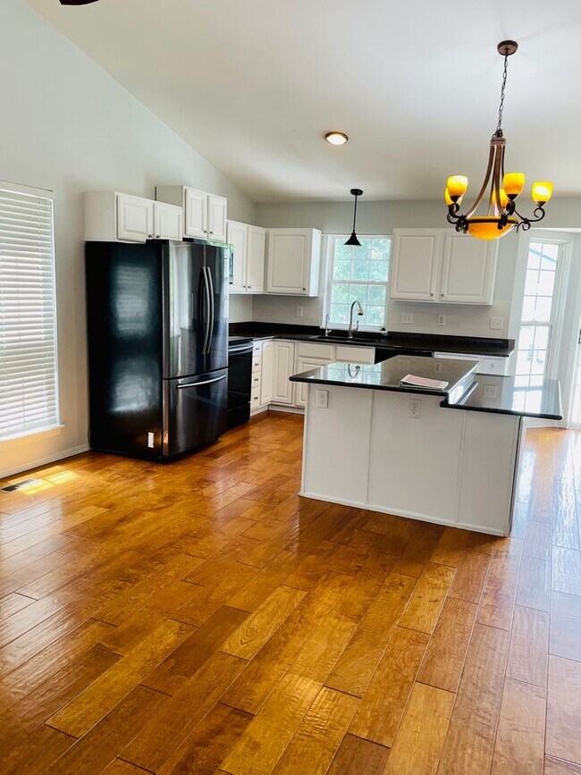 Foto del edificio - GORGEOUS 5 BEDROOM HOME. Maple and 119th st W