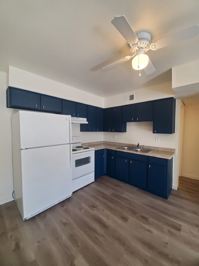 Building Photo - 9633 N 17th Ave