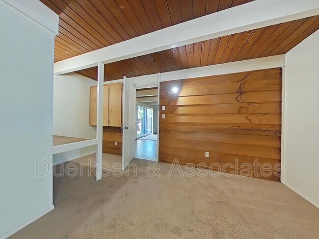 Foto del edificio - 345 NW Kings Blvd