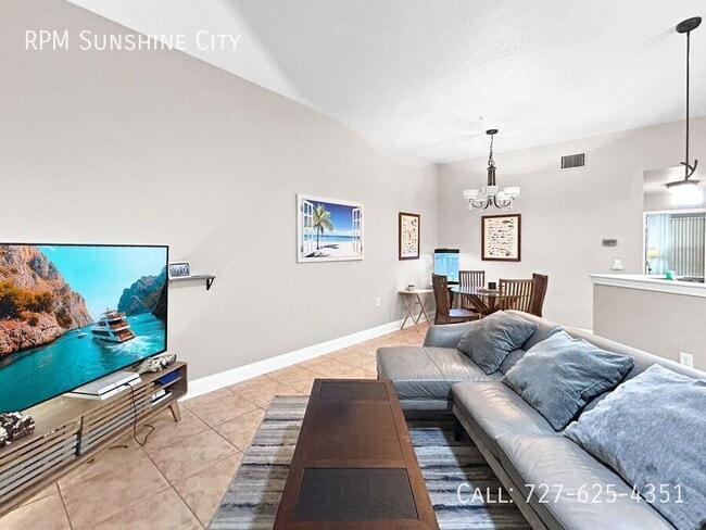Building Photo - 701 Mirror Lake Dr N