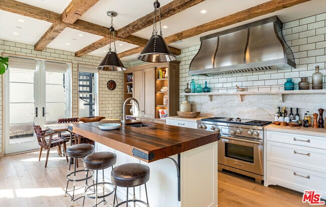 Foto del edificio - 127 Hollister Ave