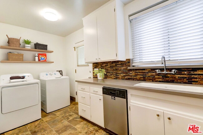 Building Photo - 6549 W 86th Pl