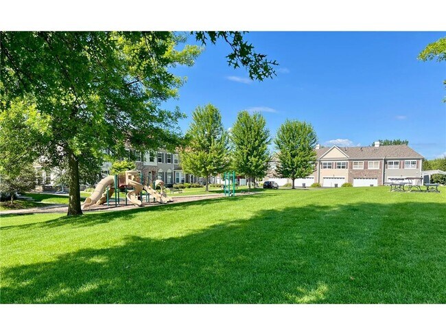 Foto del edificio - 7211 Jewel Ln N