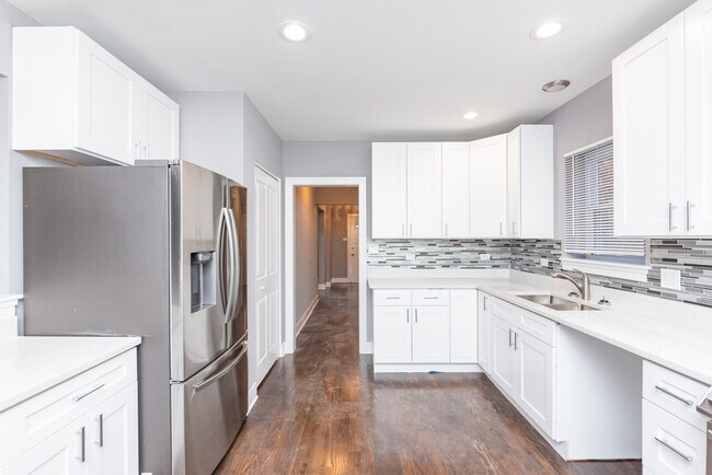 Building Photo - 6758 N Artesian Ave