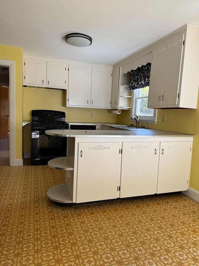 Building Photo - 2BR/1B House with Attached Garage for Rent!