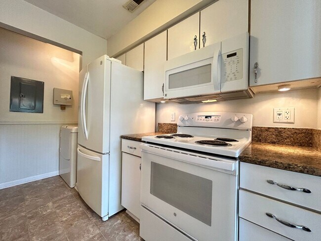 Foto del edificio - Charming 2-Bedroom Condo in the Heart of V...