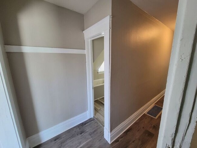 Building Photo - 313 S Prairie Ave