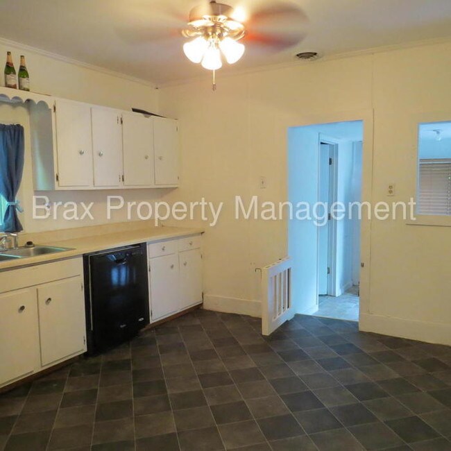 Building Photo - 2120 N Travis Ave