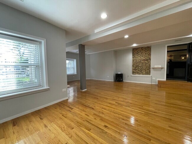 Foto del edificio - 6142 N Kenmore Ave