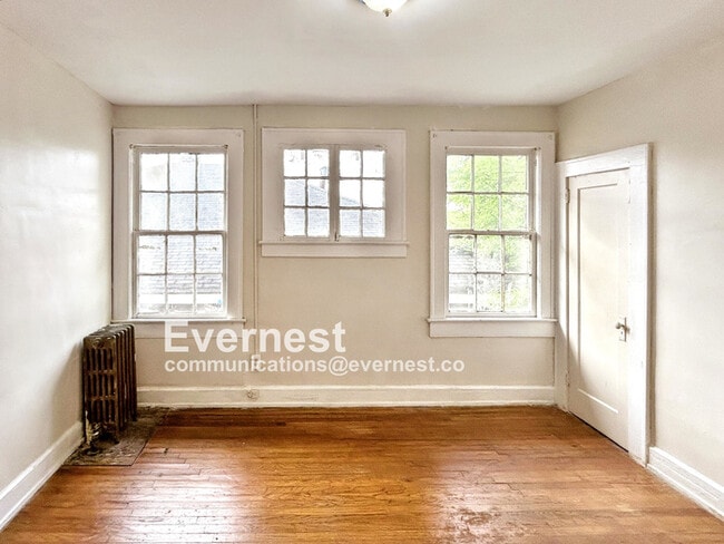 Building Photo - 904 3rd St W