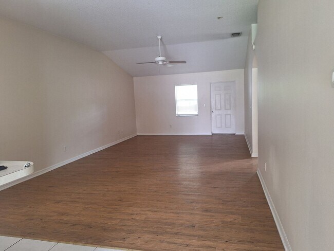 Foto del edificio - 2BR 2BA plus 1 CAR GARGE DUPLEX - EDGEWATER