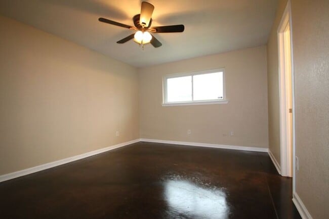 Building Photo - ~ Gorgeous 3 Bedroom 2 Bathroom Home ** La...