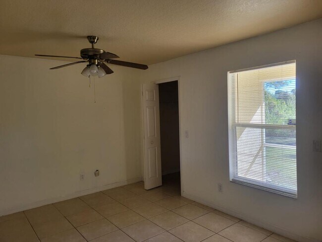 Dormitorio 3 - 5039 Locke Ln