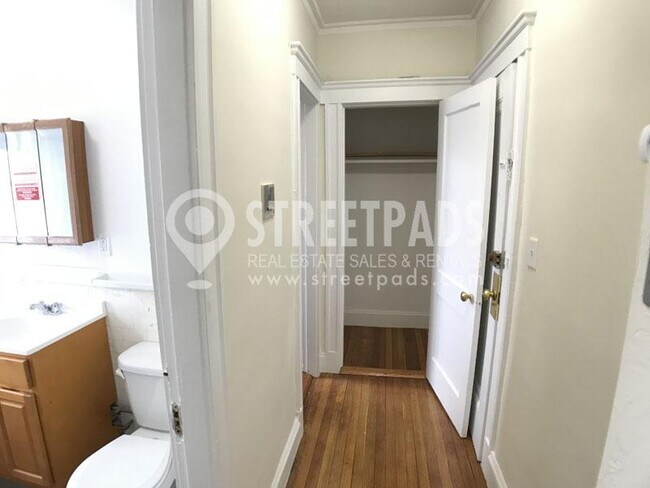 Building Photo - bedroom in Boston MA 02215