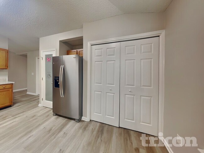 Foto del edificio - 8256 Creek Hollow Ct