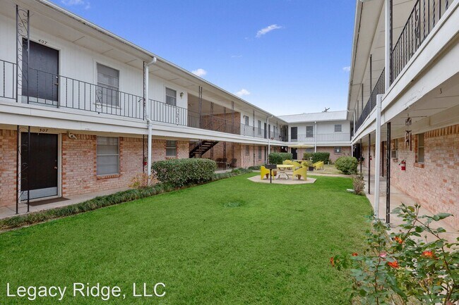 Building Photo - 2504 Hilltop Dr