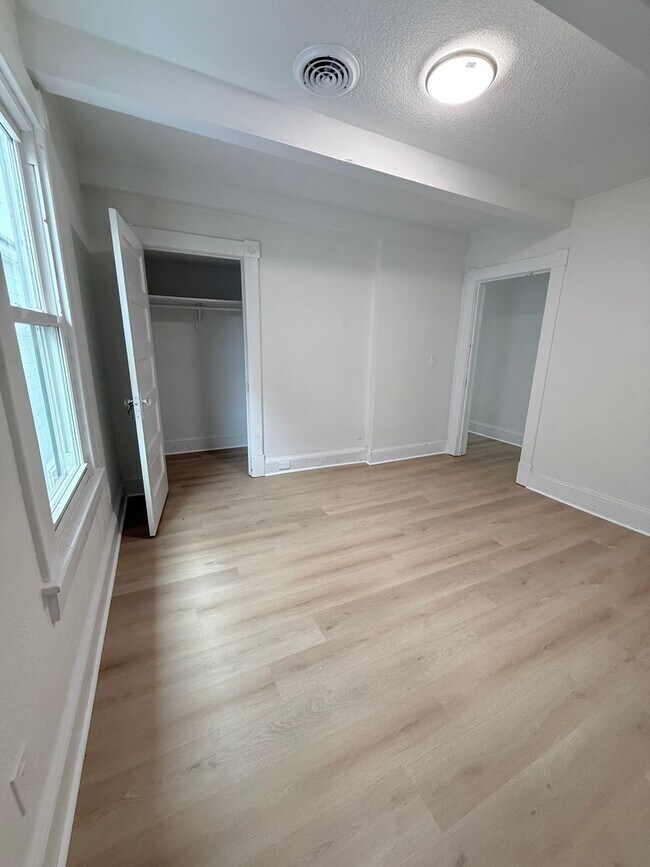 Foto del edificio - Gorgeous Four Bedroom Completed Upgraded
