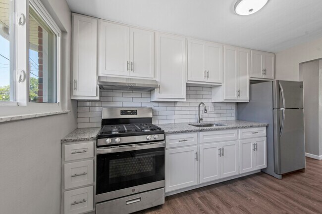 Foto del edificio - 3892-98 Brittany Circle - 3894