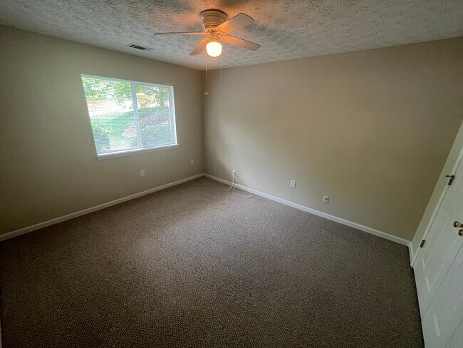 Building Photo - 3911 Hidden Hollow Dr