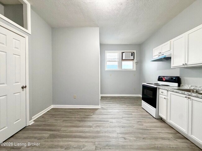 Foto del edificio - 3319 W Market St