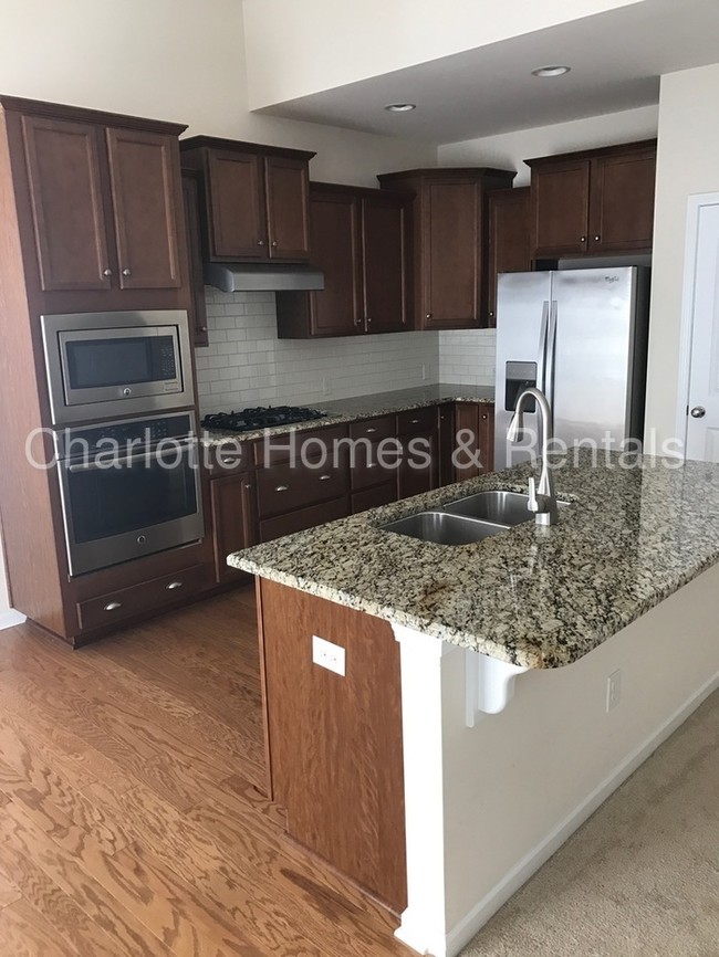 Building Photo - Spacious Walnut Creek Home