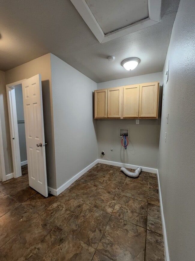 Building Photo - 3 Bedroom 2 Bath brick home in Shawnee