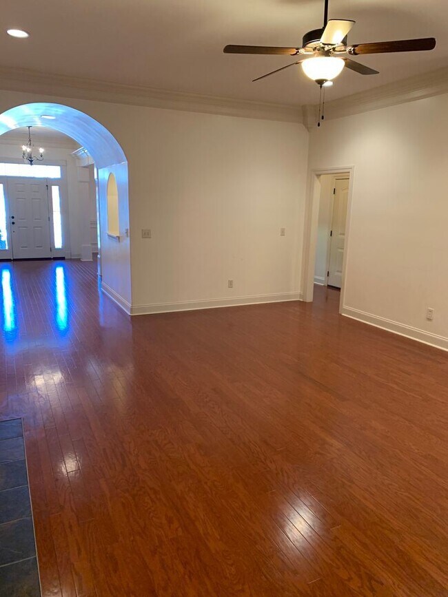 Building Photo - 4 br, 3.5 bath House - 105 Lightning Bug C...