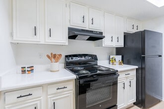 Building Photo - ReNew Towne Oaks