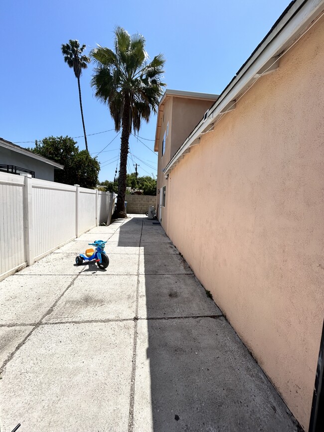 Building Photo - 6724 Nestle Ave