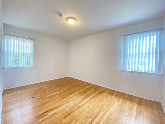 Building Photo - 360 Rennie Ave