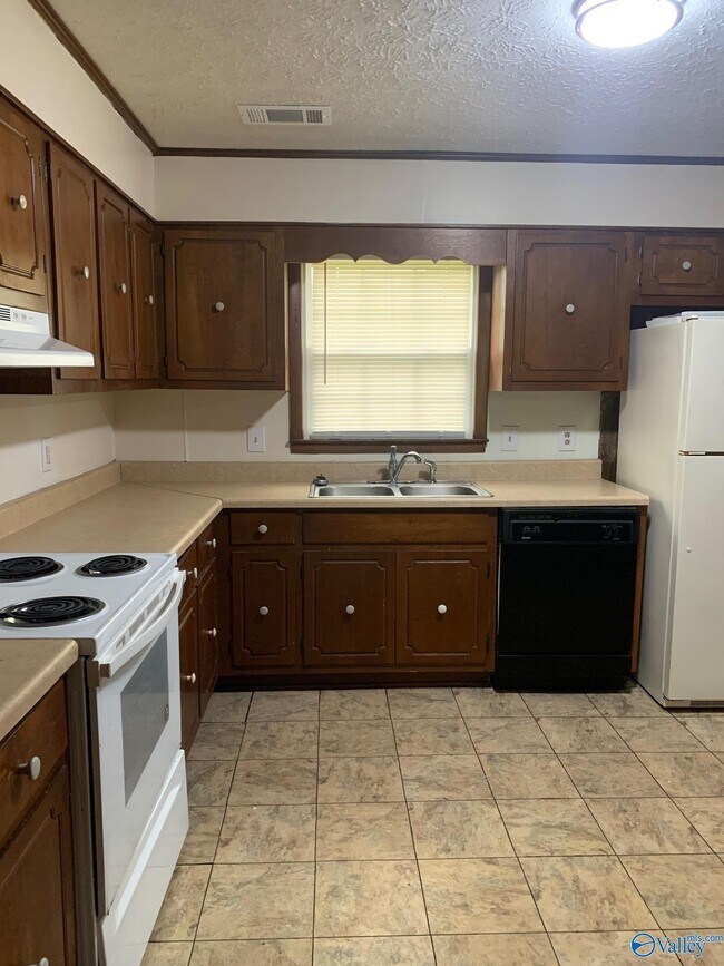 Foto del edificio - 18256 Edgewood Rd