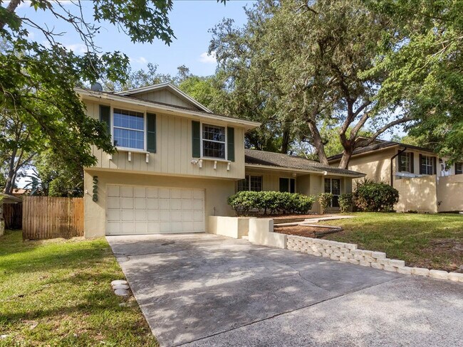 Building Photo - Single Family Pool Home Excellent Location