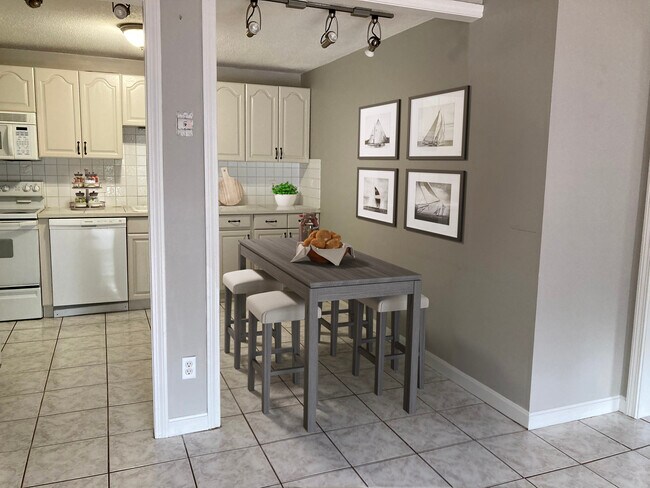 Building Photo - 151 King St