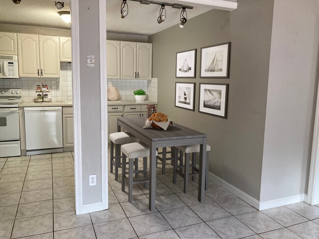 Building Photo - 151 King St