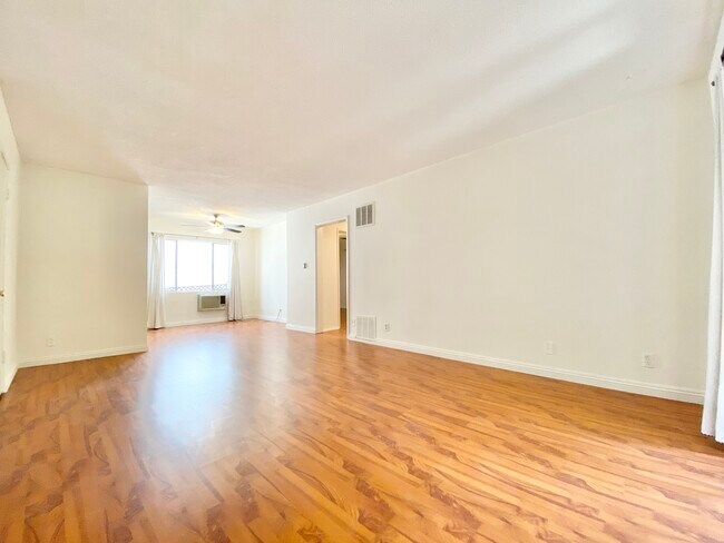 Foto del edificio - 638 N West Knoll Dr