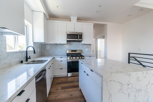 Foto del edificio - 4507 1/4 W 18th St