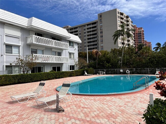 Foto del edificio - 100 Edgewater Dr