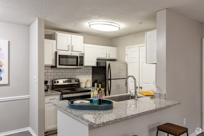 1BR, 1BA - 870SF, Kitchen - Windmont Pointe