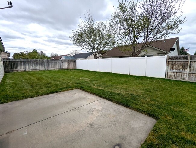 Building Photo - Spacious 4 bedroom home