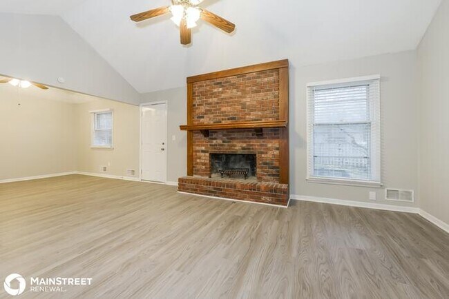 Building Photo - 7910 Sunset Circle, Grandview, MO 64030