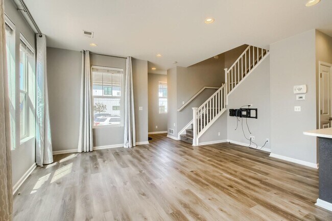 Foto del edificio - 3 Bed 2.5 Bath End Unit Home with FENCED Y...