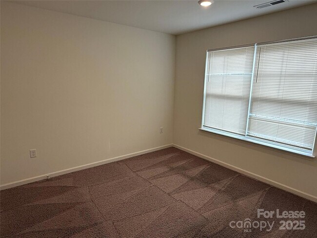 Foto del edificio - 2025 Oakdale Rd