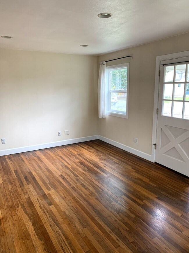 Foto del edificio - Montavilla 2bd remodeled bungalow. Large k...