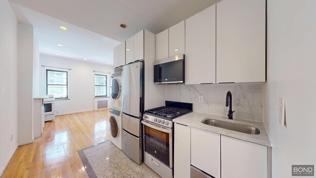 Building Photo - 1413 Second Avenue