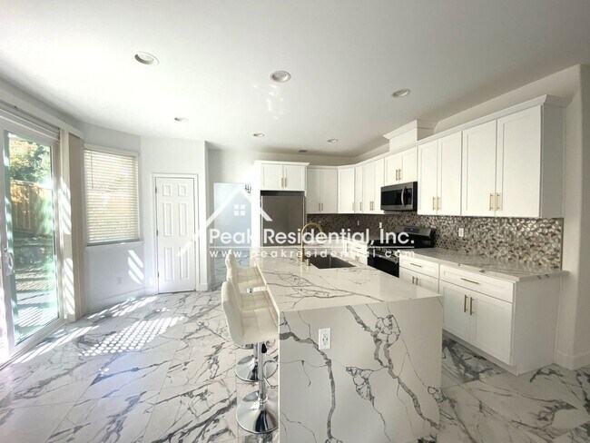 Building Photo - 5 br, 3 bath House - 995 Moonlit Wy