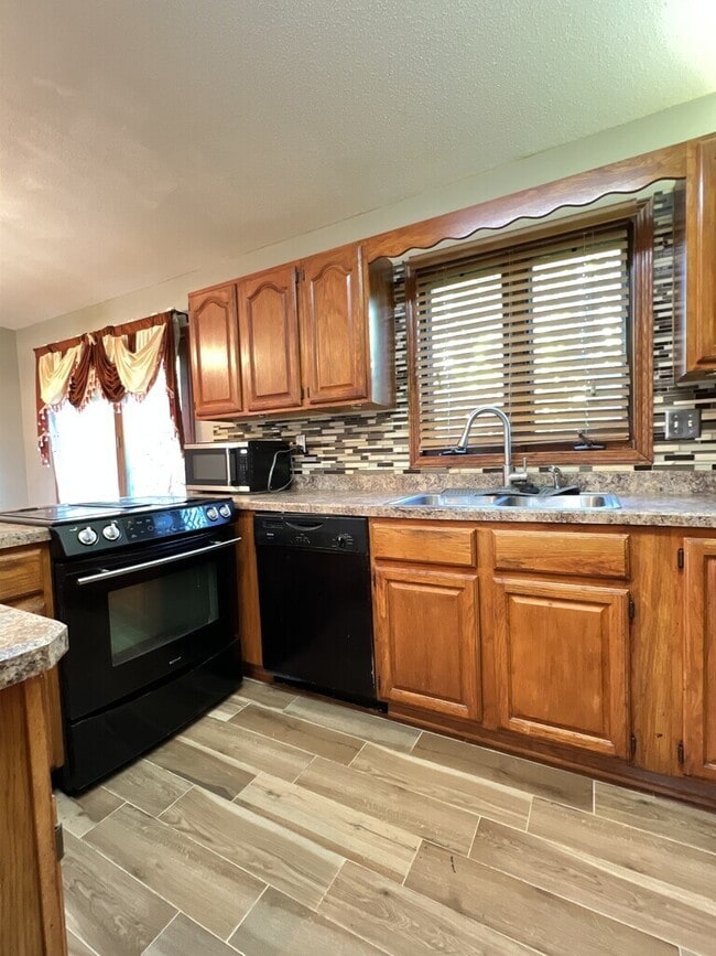 Foto del edificio - 4563 Camelot Dr